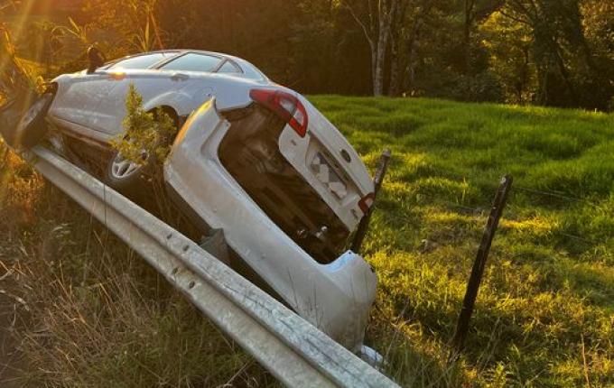Veículo sai da pista e se choca contra defensa no interior de SMOeste