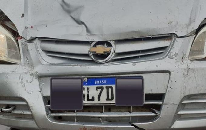 Colisão envolve dois carros e uma carreta na SC 305