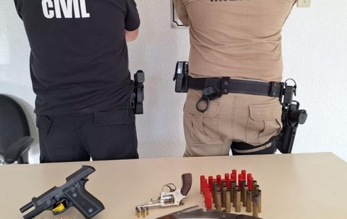 Pai e filho são presos em São Bernardino; armas e munições são apreendidas