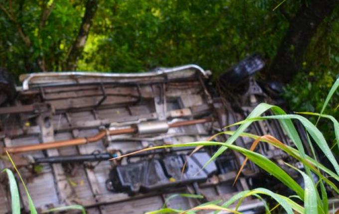 Van com 14 ocupantes sai da pista, cai em barranco e dois ficam feridos na BR-282