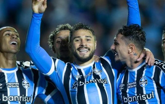 Suárez perde pênalti, mas Grêmio vence o Santos na estreia do Brasileirão