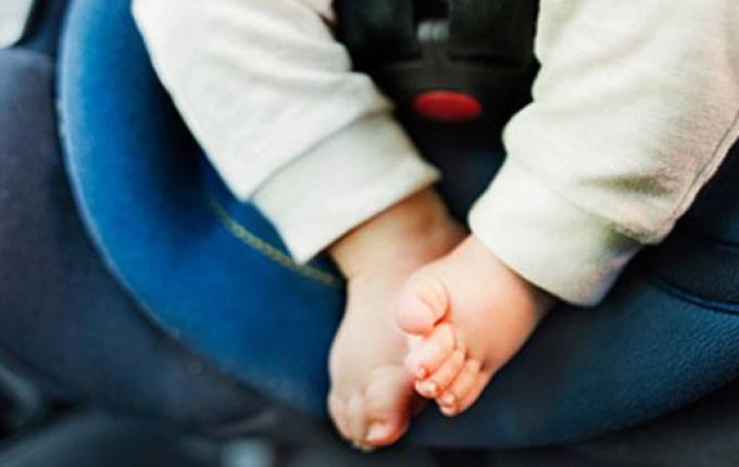 Mulher é presa após deixar criança dentro de carro para ir consultar em SMO