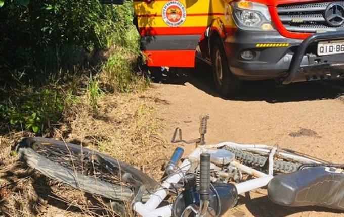 Menor sofre lesões em acidente entre carro e bicicleta motorizada