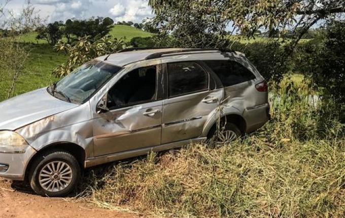 Capotamento deixa homem ferido no interior de Paraíso
