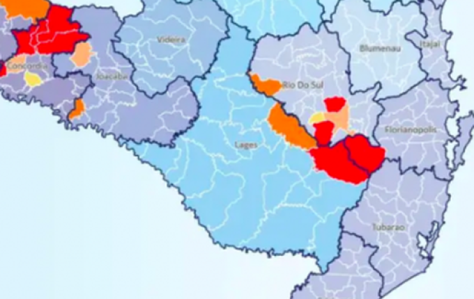 Ciclone deixa pelo menos 60 mil unidades sem luz em SC