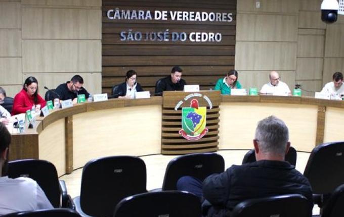Sessão da Câmara de São José do Cedro debate propostas de saúde na escola e aprova projeto 008