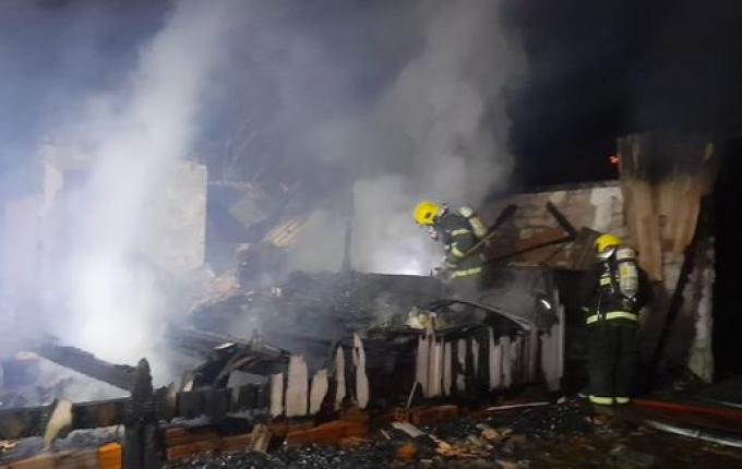 Casa é destruída pelo fogo e corpo é encontrado carbonizado em Romelândia; polícia investiga