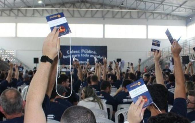 Cerca de 90% dos trabalhadores da Celesc entram em greve em todo Estado, diz sindicato
