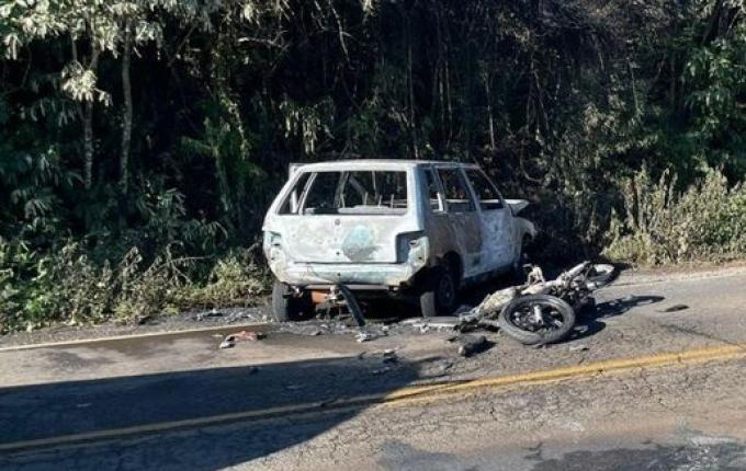 Motociclista morre após colisão frontal e incêndio na SC-283