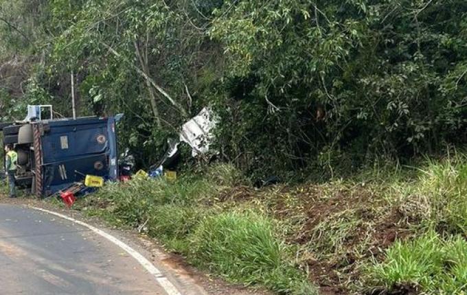Tombamento de caminhão carregado com bebidas mobiliza bombeiros na SC-305
