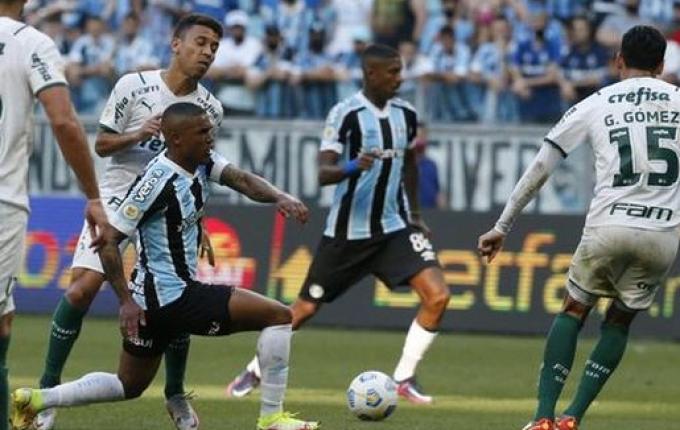Grêmio perde do Palmeiras e se afunda ainda mais na zona de rebaixamento
