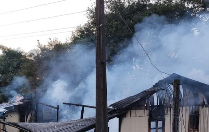 Residência fica destruída pelo fogo em Quilombo