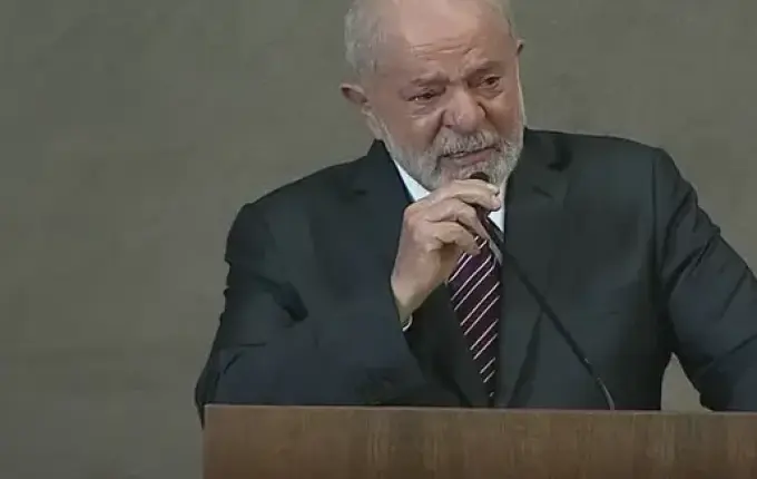 Lula é diplomado pelo TSE, chora e diz que povo reconquistou democracia