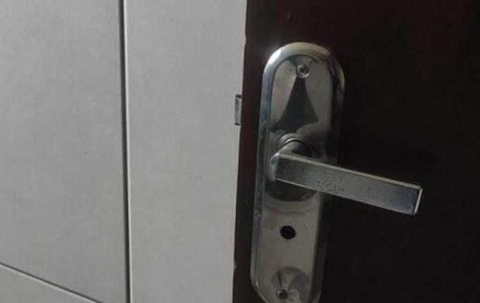 Bebê se tranca em banheiro, inunda apartamento e mobiliza bombeiros em SC