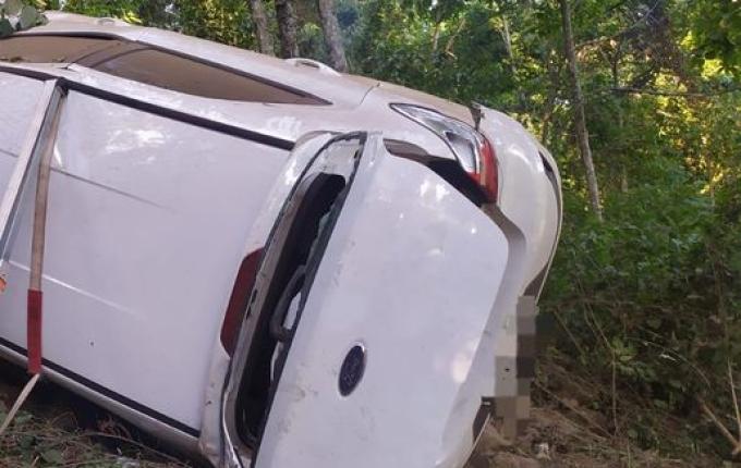 Condutora perde controle de veículo, sai da pista e capota em Itapiranga