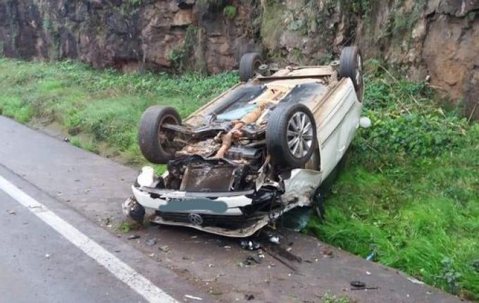 Saída de pista causa capotamento na BR-282