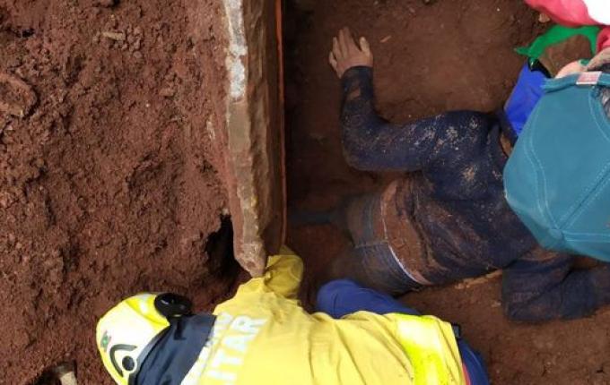 Dois pedreiros são soterrados parcialmente em Chapecó