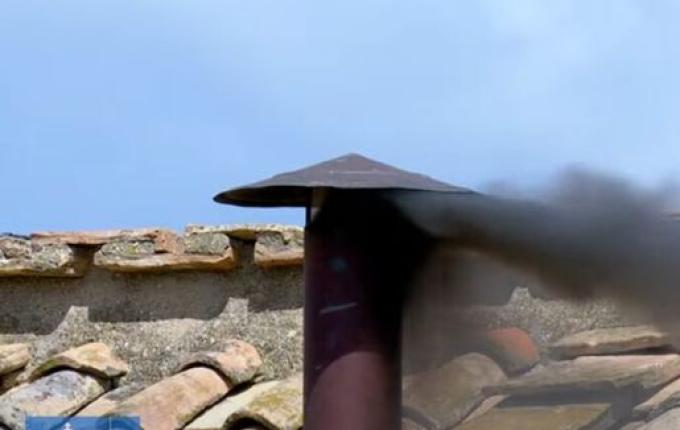 Cardeais não chegam a consenso, e fumaça preta volta a ser emitida na Capela Sistina