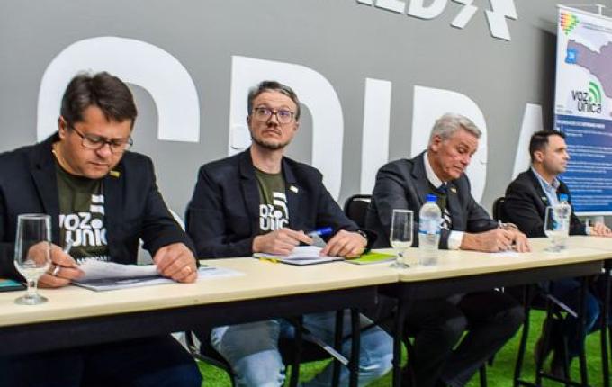 Facisc entrega a candidatos cartilha Voz Única com demandas da região Extremo-Oeste