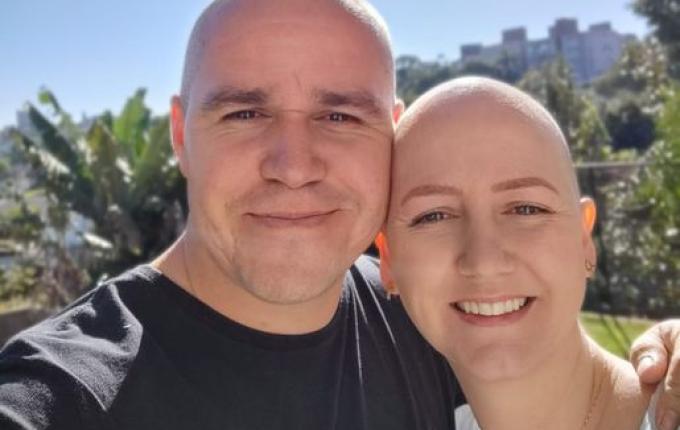 SMO: Bombeiro raspa a cabeça após cortar cabelo da esposa diagnostica com câncer