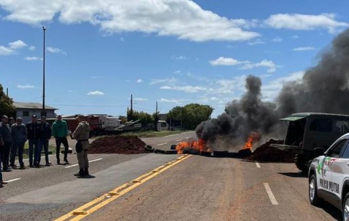 Grupo bloqueia trecho da SC-161 em Palma Sola