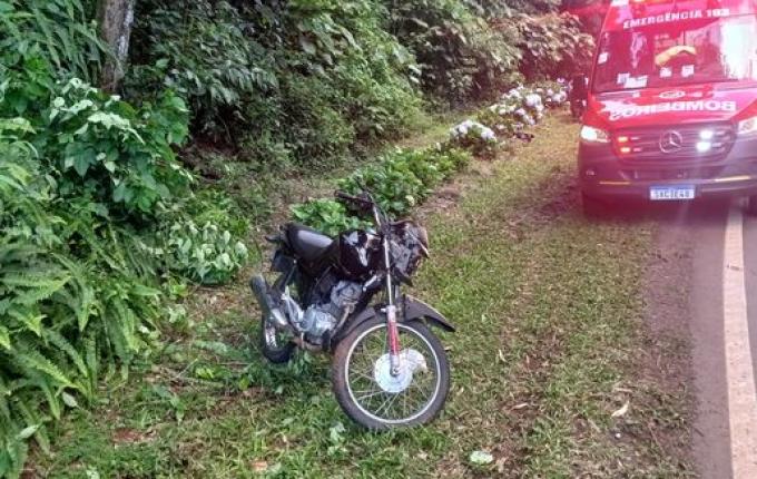 Jovem fica ferido em colisão de carro e moto em São João do Oeste