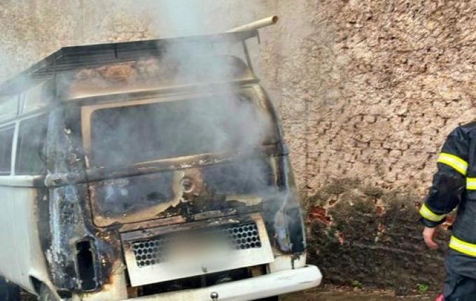Kombi é parcialmente destruída por fogo em São Miguel do Oeste