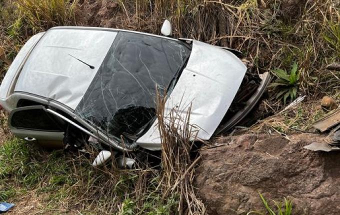 Veículo sai da pista e se choca contra barranco na BR-163, em SMO