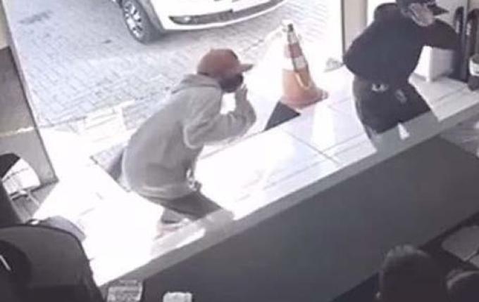 VÍDEO: Pai e filho são surpreendidos por ladrões e reagem sacando armas