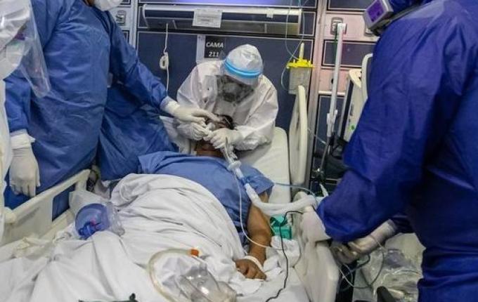 Pesquisa revela pessimismo entre médicos sobre pico de COVID-19