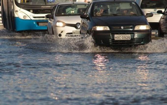 Ciclone deixa SC em alerta máximo para alagamentos e deslizamentos