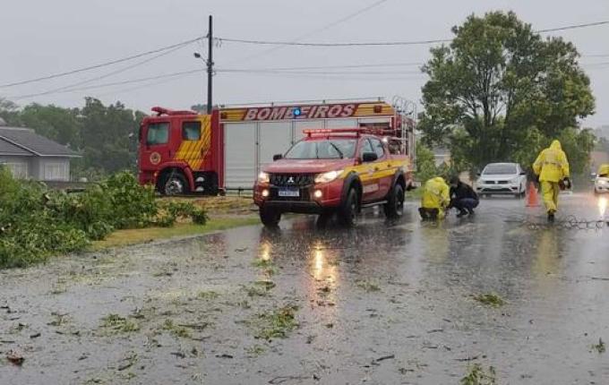 Temporal alaga ruas, destelha casas e causa estragos no Extremo-Oeste