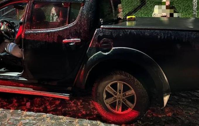 Mulher é presa por embriaguez ao colidir camionete em poste