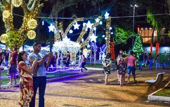 Decoração natalina ficará exposta até o aniversário de SMOeste