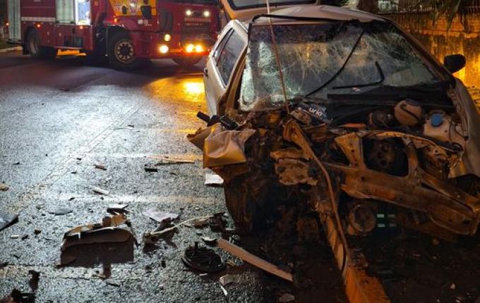 Duas pessoas ficam ferida em colisão contra muro