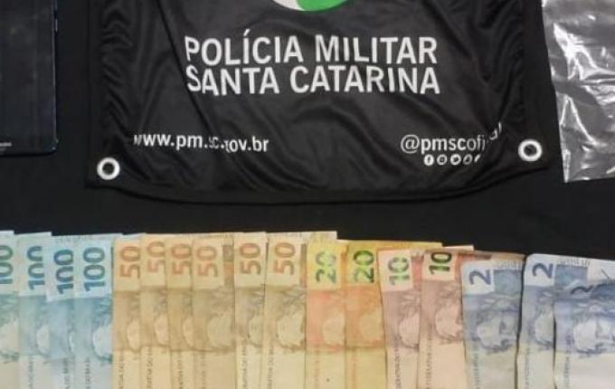 Polícia Militar prende dois homens por tráfico de drogas em SMOeste