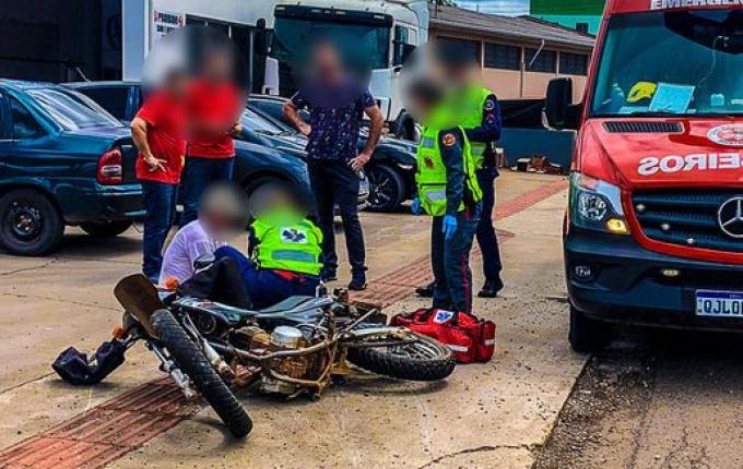 Colisão entre caminhão e moto deixa homem ferido na Willy Barth; assista