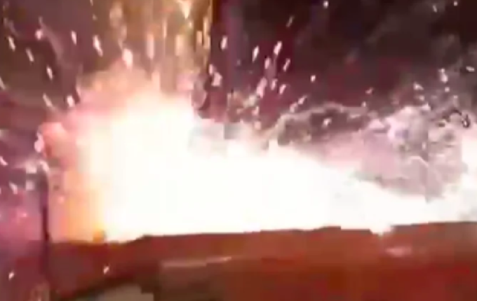 Fogos de artifício atingem público durante abertura de Natal em cidade do norte do RS
