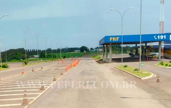 Caminhoneiro perde parte de carreta em frente a PRF de Guaraciaba