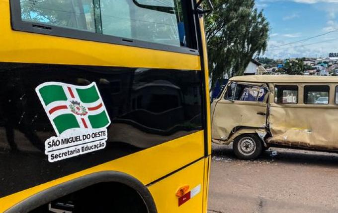 Colisão entre Ônibus e Kombi deixa homem ferido em SMO; vídeo