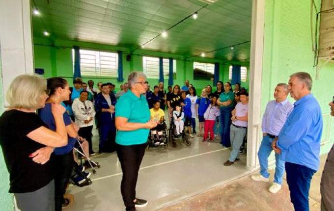 Município de SMO entrega van para APAE e fortalece apoio à instituição