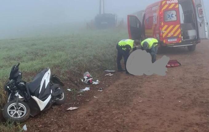 Jovem sofre ferimentos em colisão de moto e caminhonete no interior de Itapiranga