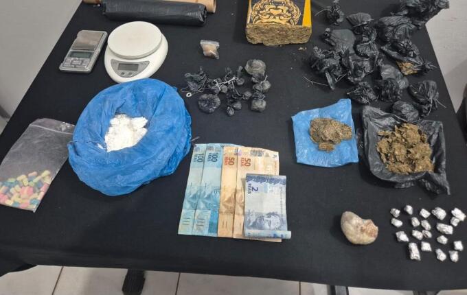 Ação da PM resulta na apreensão de drogas e prisão de quatro pessoas em São Miguel do Oeste