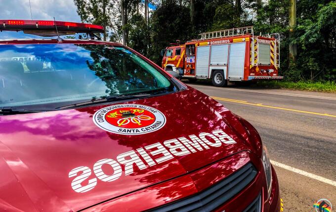 Colisão entre carro e moto deixa duas pessoas feridas em Mondaí