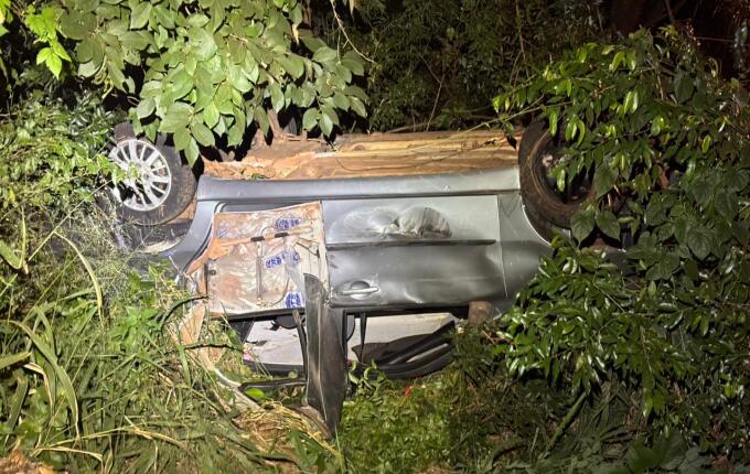 Veículo sai da pista e capota na BR 282, interior de SMOeste
