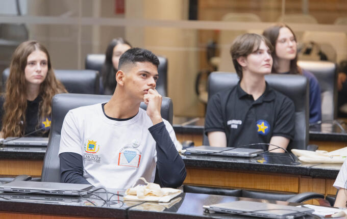 Estudantes de Belmonte vivem experiência parlamentar na Alesc durante o Parlamento Jovem