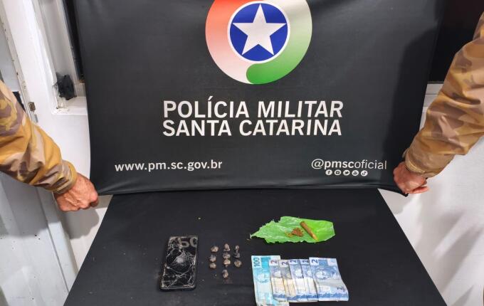 Homem é preso por tráfico de drogas e descumprimento de medida restritiva em SMO