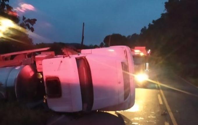 Caminhão de São João do Oeste sai da pista e tomba na SC 283