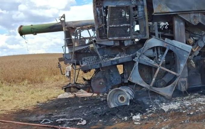 Colheitadeira é destruída pelo fogo em Campo Erê