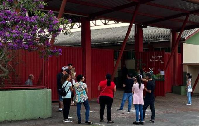 Eleitores já formam filas no maior colégio eleitoral de SMOeste